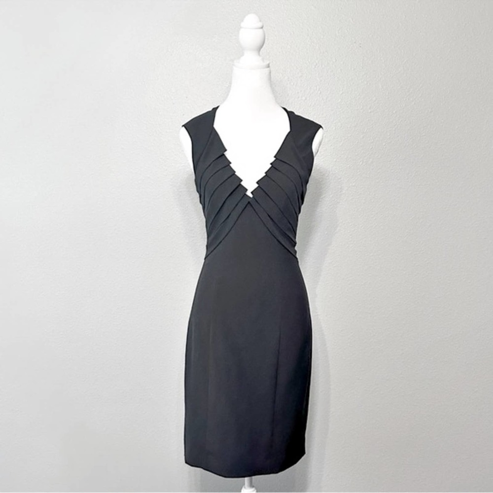 Black Halo Pleated V Neck Sleeveless Black Sheath Dress Women’s Size 2 Cocktail